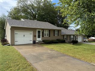 320/322 N Charles St, Maryville, MO 64468