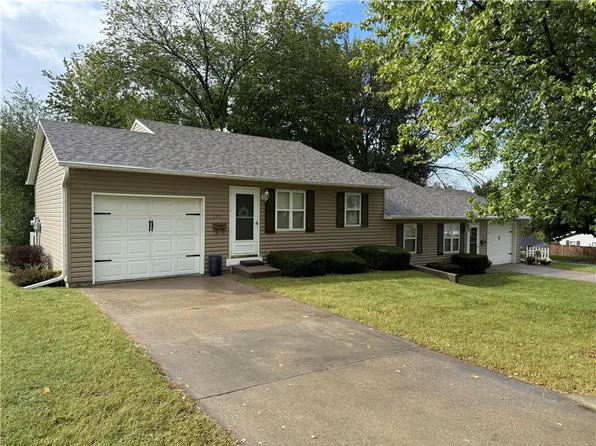 320/322 N Charles St, Maryville, MO 64468