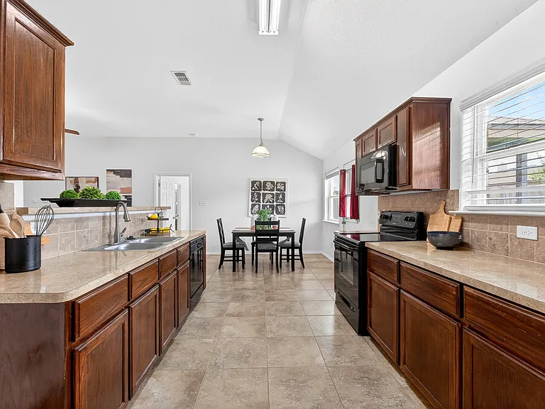 403 Chrislyn St — Photo 11
