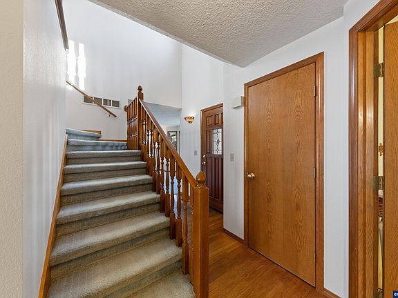 5th image of 915 Moonflower St NE