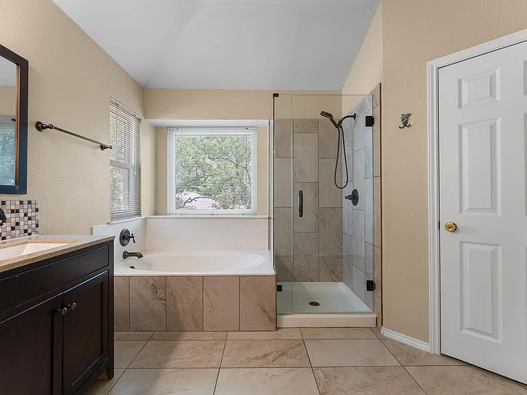 2104 Lobelia Dr — Photo 23