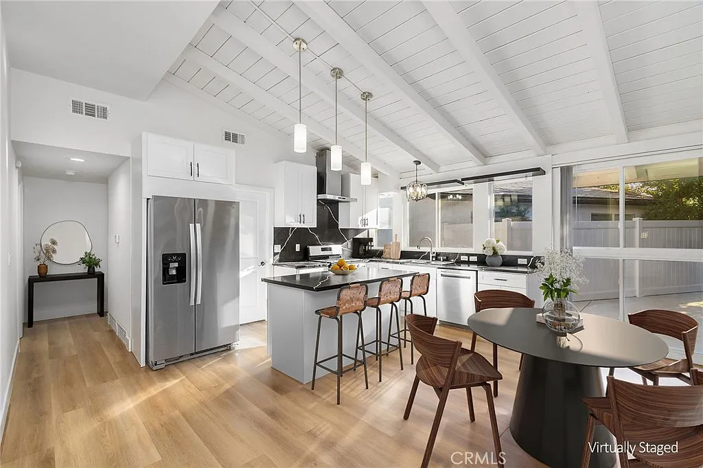 4 bed, 1500 sqft, $4,250 — Photo 1