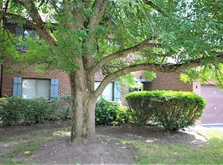 1833 Portsmouth Dr #B, Lisle, IL 60532