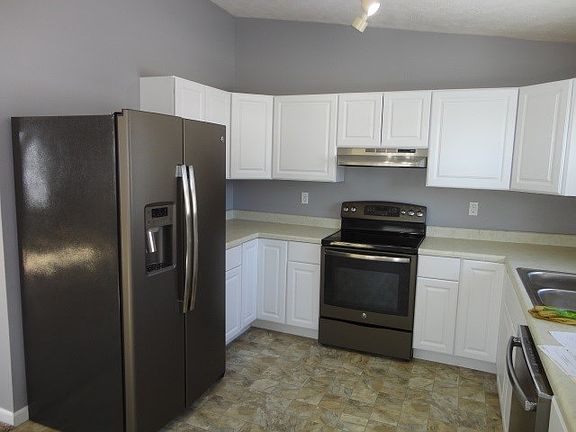 5th image of 609 S Broadway St