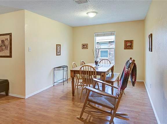 3rd image of 6924 Meadow Way Ln