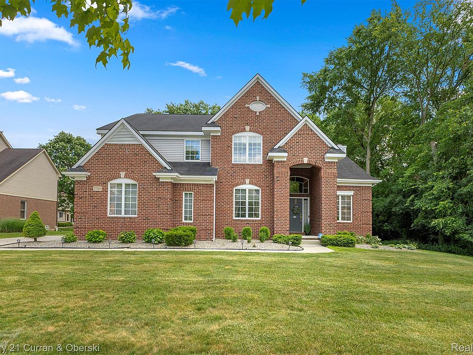 1st image of 27363 Oxford Dr
