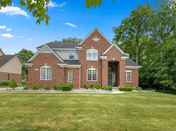 27363 Oxford Dr, Southfield, MI 48033