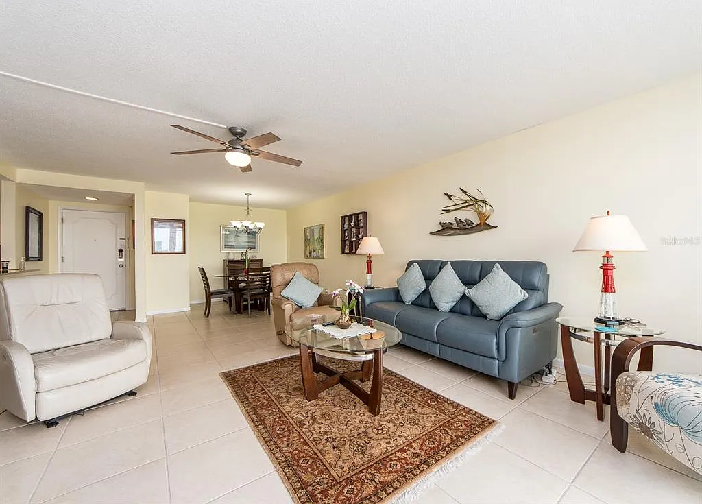 2 bed, 2.0 bath, 1409 sqft, $5,750 — Photo 4