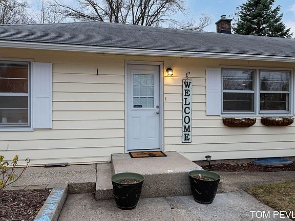 4th image of 2208 Dawson Ave NE