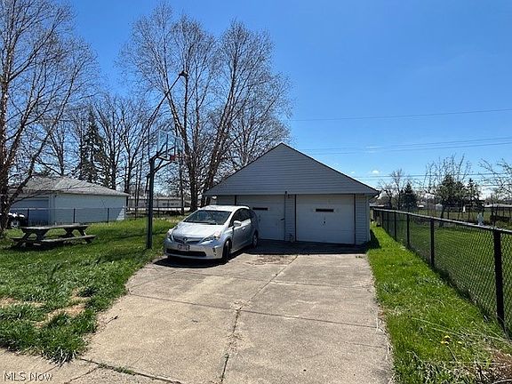 3rd image of 11821 Ronald Dr