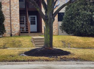 720 Sundown Rd APT E, South Elgin, IL 60177