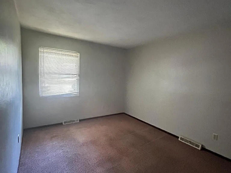 102 Derbyshire Dr — Photo 6