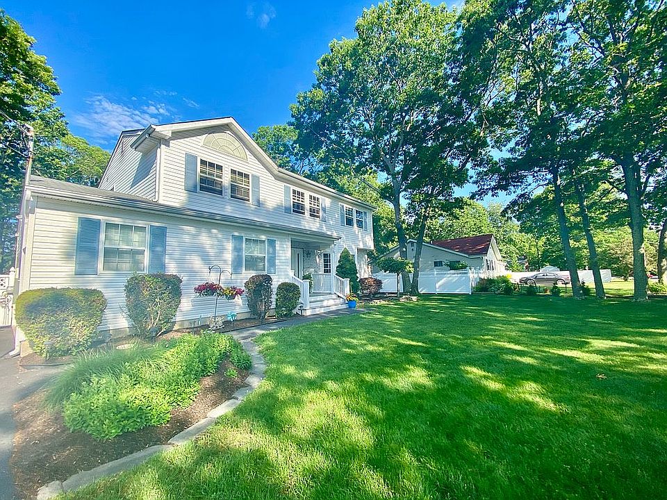 57 Pinelawn Ave Shirley NY 11967 Zillow