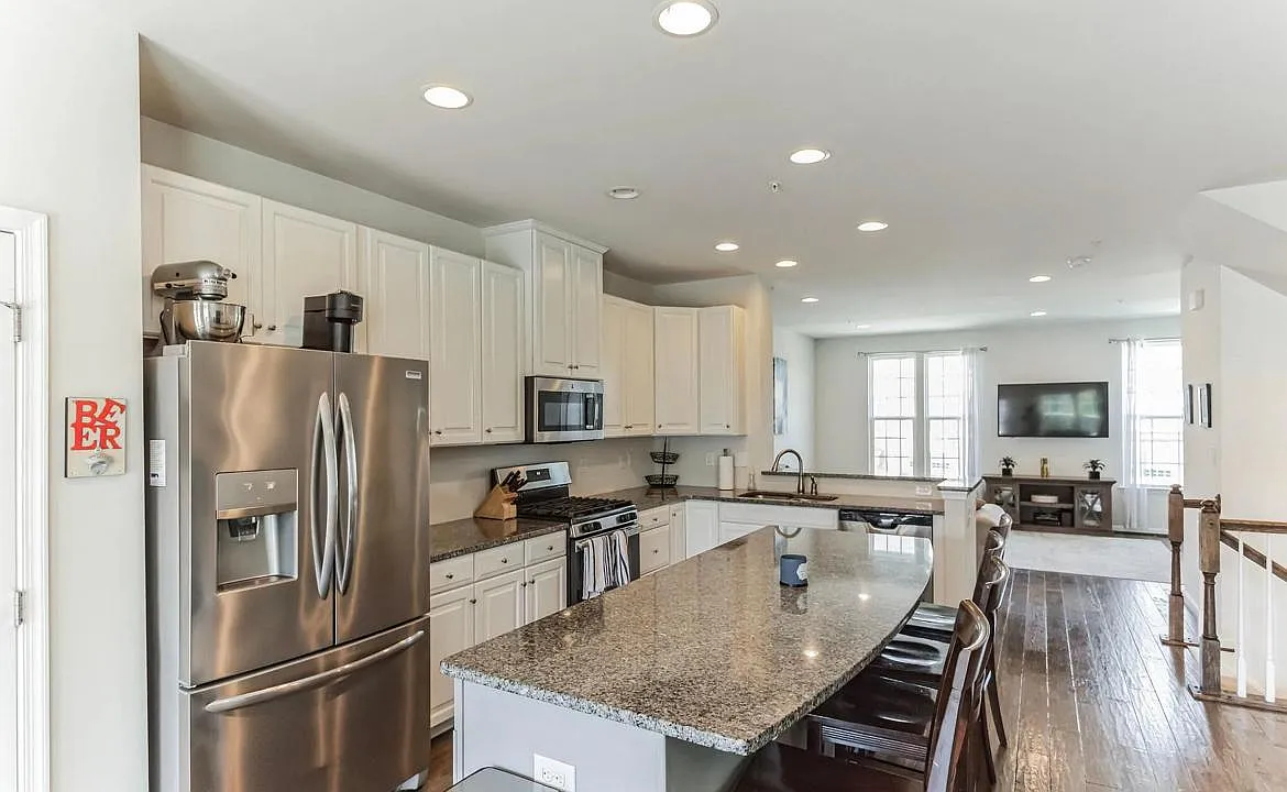 3 bed, 2850 sqft, $3,250 — Photo 4