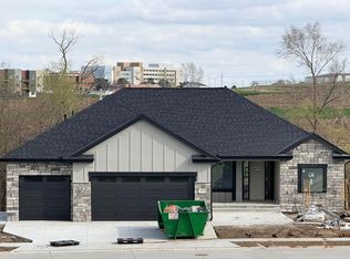 613 Valley Rd, Papillion, NE 68046