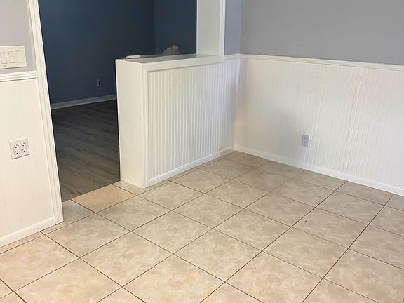 eating area in kitchen