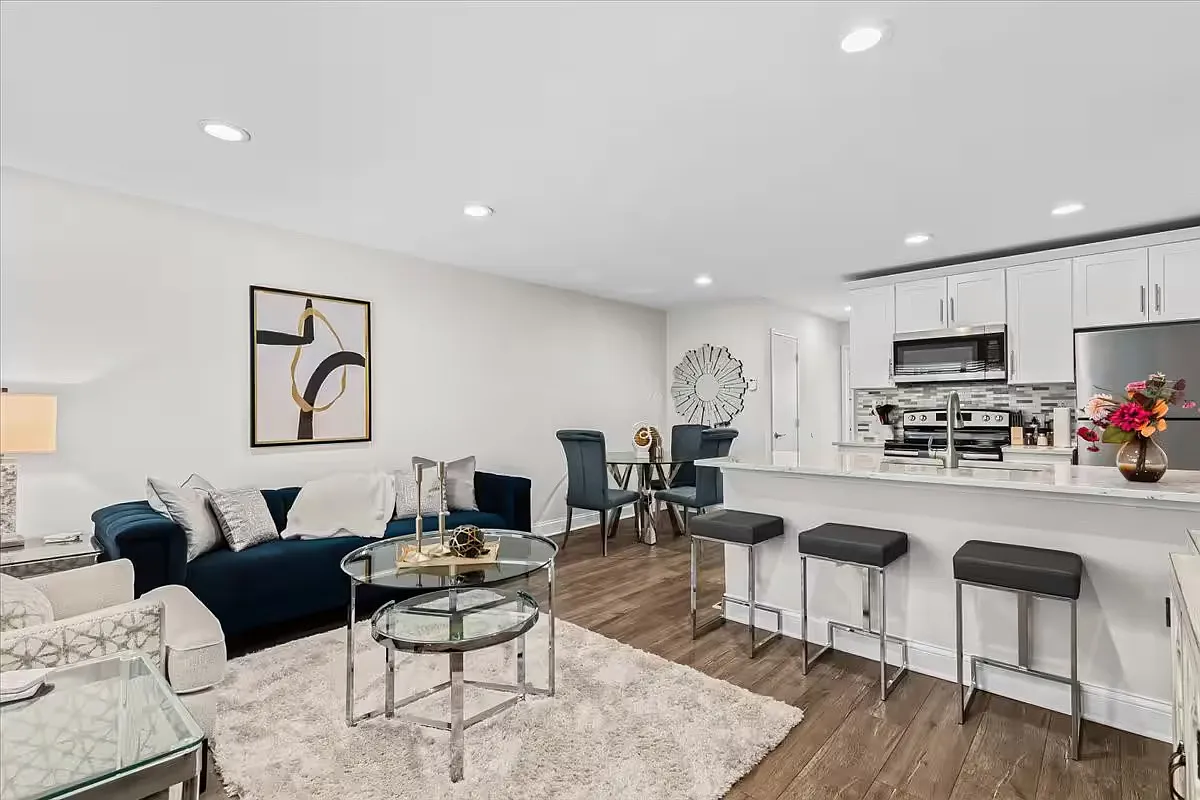 Royal Oak Place Apartments — Photo 2