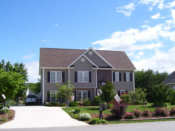 612 Russell Springs Dr, Lynchburg, VA 24501