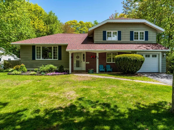 14 Oakland Dr, Middleton, NS B0P 1W0
