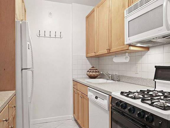 4th image of 20 E 9th St #11G