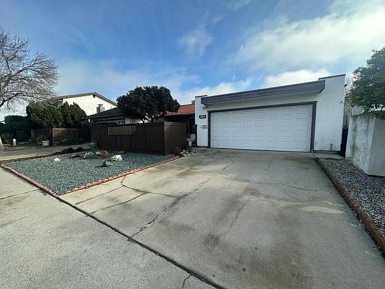 304 De Vega Ct — Photo 2