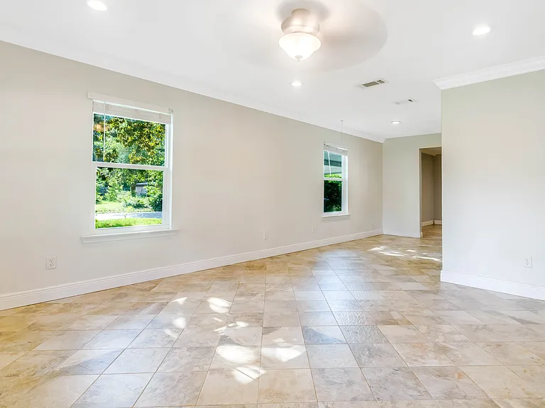 308 Hollywood Blvd SE — Photo 2