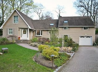 6 Tappen Dr, Melville, NY 11747