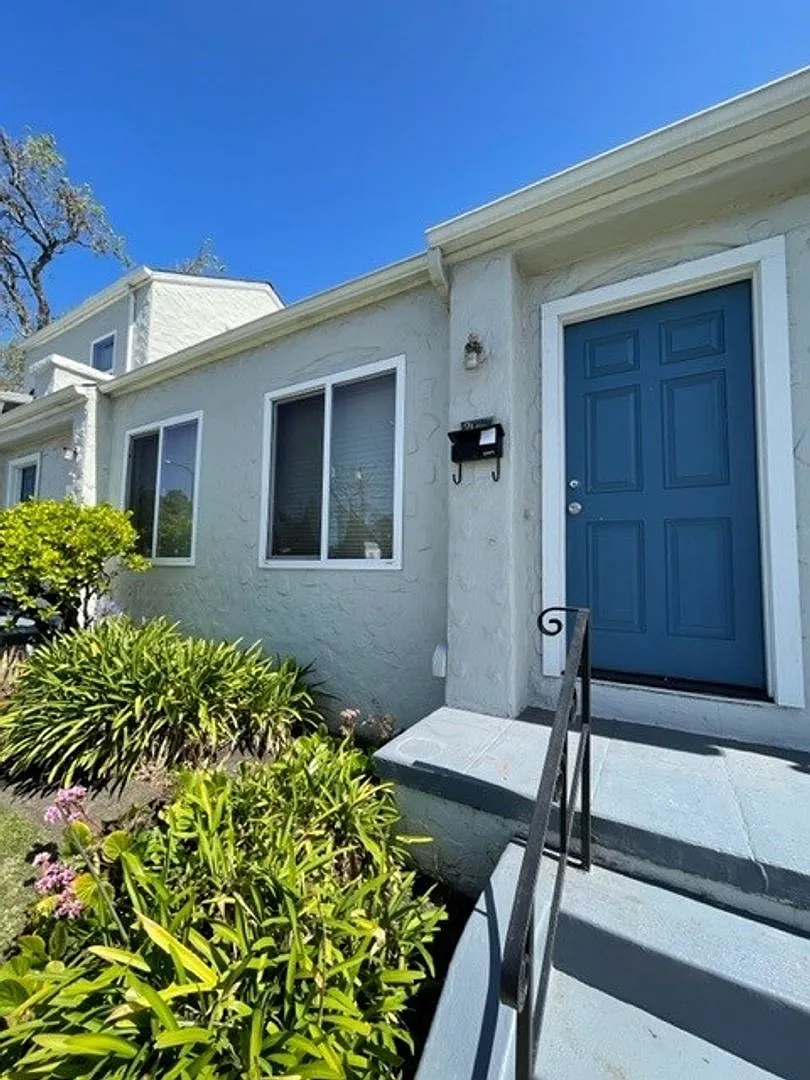 Quaint Studio, Freshly Painted, in Central Berkeley — Photo 1