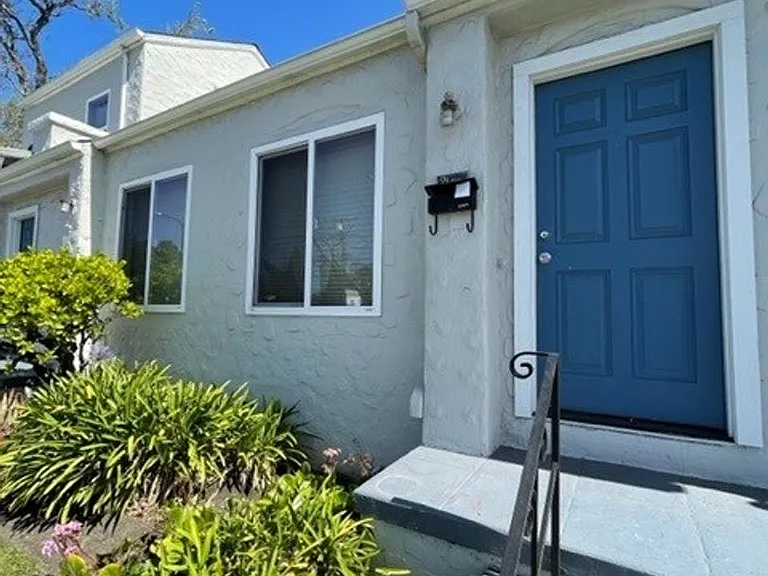 Quaint Studio, Freshly Painted, in Central Berkeley — Photo 1