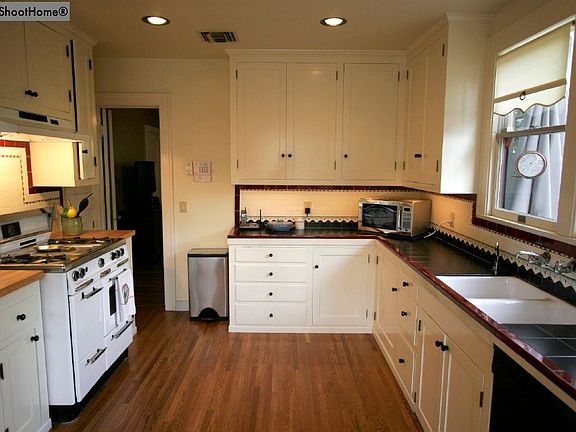 3rd image of 766 N Wilson Ave