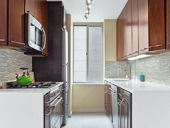 4th image of 236 E 47th St APT 17F