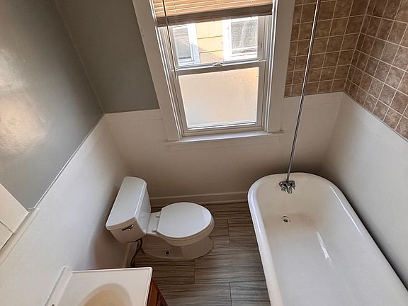 4th image of 158 E Hazeltine Ave Floor 2