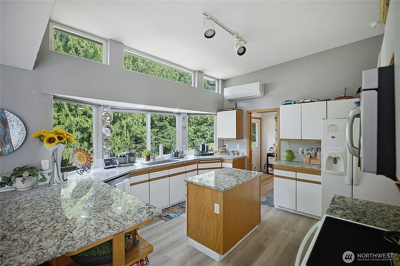 3rd image of 415 118th Avenue E