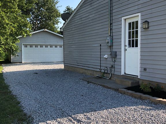 5th image of 17643 Lakewood Ave
