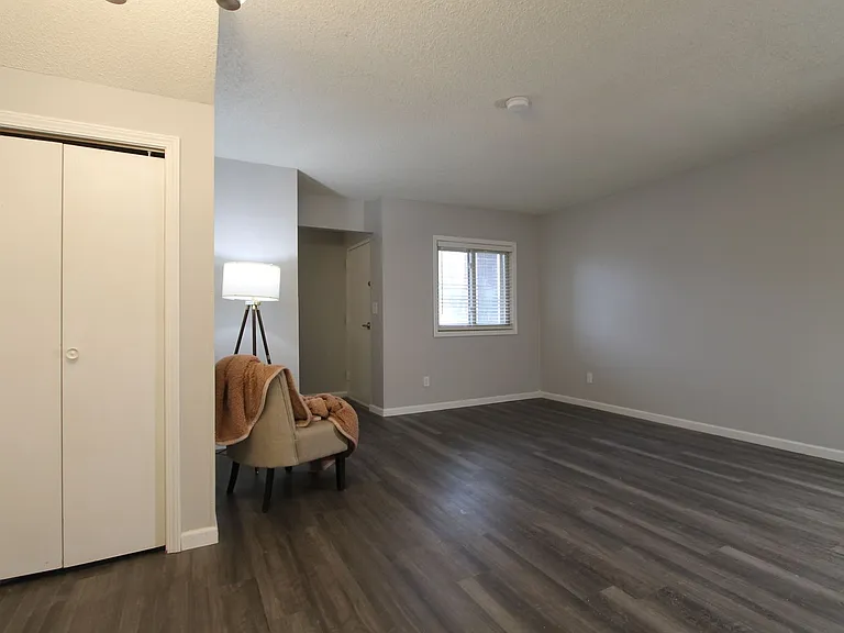 The Warwick of Norfolk. Now leasing updated 1, 2 bedroom apartments and 3 bedroom townhomes! — Photo 35