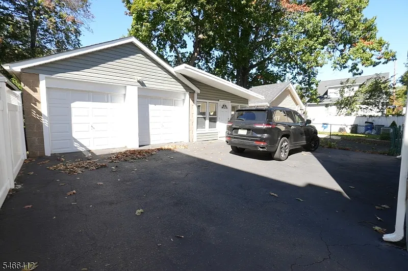3 bed, 3.0 bath, 1000 sqft, $2,400 — Photo 3