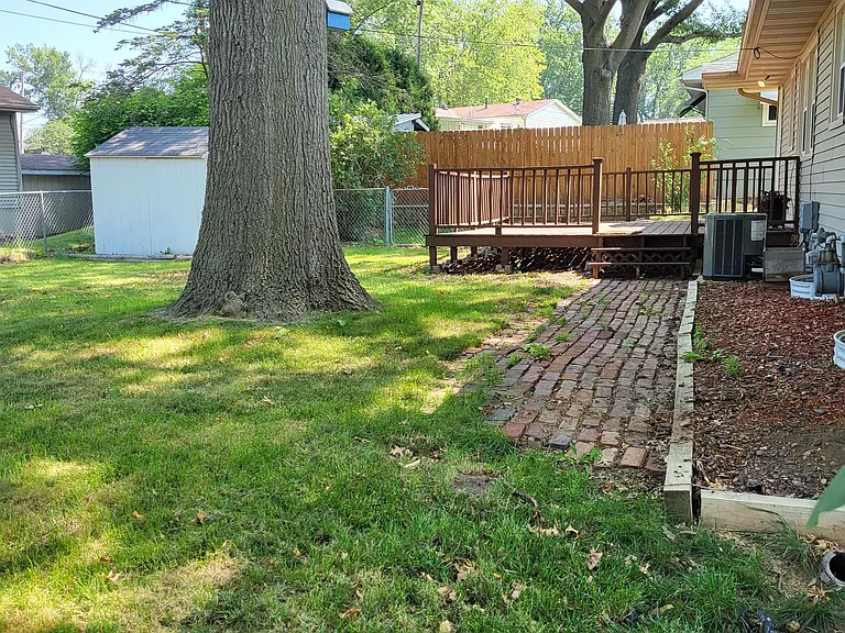 1324 Hillside Dr — Photo 2
