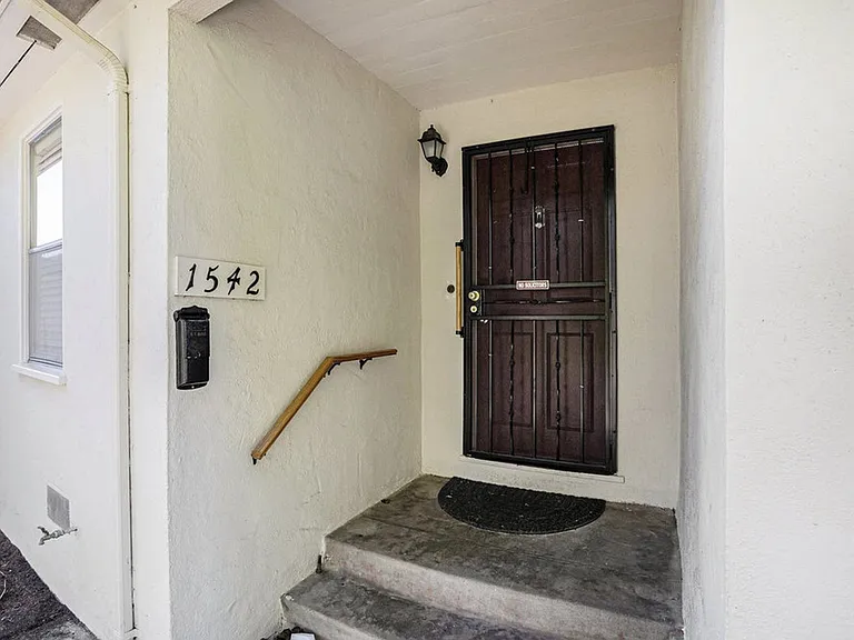 1542 Bay St. - 2 bedroom | 1 bath | Large backyard — Photo 3