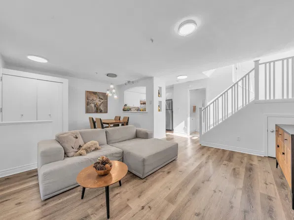 7128 Stride Ave #10, Burnaby, BC V3N 1T5