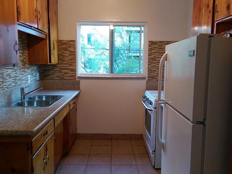 2364 Walgrove Ave #5 — Photo 4
