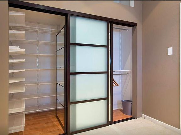 1st bedroom/closet