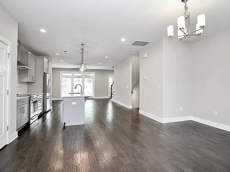 1420 W 4th St — Photo 6