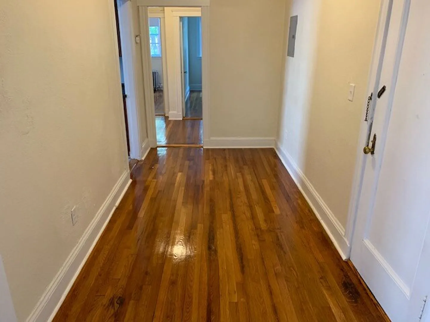 12/4 NO FEE! Spacious 2BR in elevator building, reno. kitchen — Photo 4