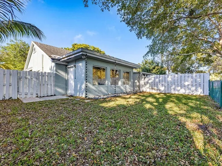 11110 SW 9th Pl — Photo 11