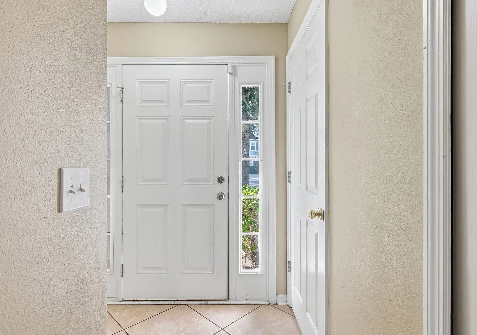 Beautiful Townhome — Photo 3