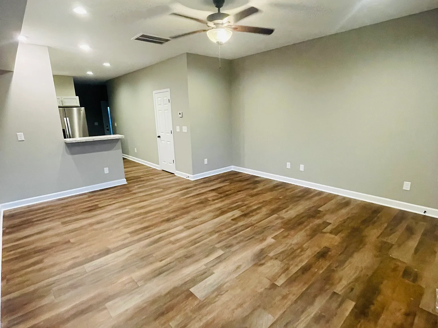 2 bed, 1.5 bath, 1200 sqft, $1,050 — Photo 3