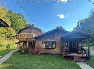 221 Garretson Dr, Peytona, WV 25154