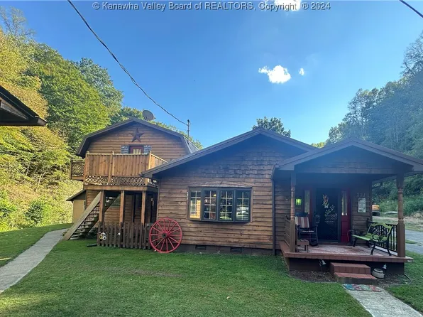 221 Garretson Dr, Peytona, WV 25154