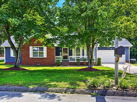 2nd image of 166 Woodstream Pl NE