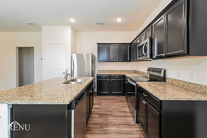3 bed, 2.0 bath, 1401 sqft, $1,935 — Photo 3